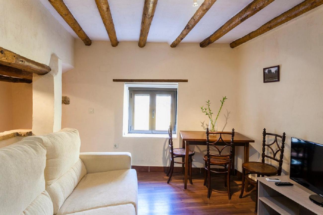 Apartamentos Casa Samper Santa Eulalia de Gállego Habitación foto